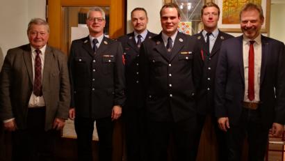 Bild: gto
Jahreshauptversammlung bei der Feuerwehr Lintach (von links): Ehrenmitglied Altbürgermeister Norbert Probst, Vorsitzender Tobias Göbl, Kommandant Benjamin Weiß, der beförderte Oberlöschmeister und Zweite Kommandant Dennis Schubert, Zweiter Vorsitzender Bernhard Müller und Bürgermeister Alwin Märkl.