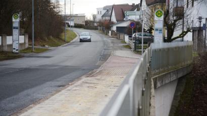 Bild: Gabi Schönberger
Der Schirmitzer Weg ist von der Leuchtenberger Straße bis zur Brücke über die Süd-Ost-Tangente ausgebaut. Für den Abschnitt weiter bis zum Ortsende ist kein Ausbau vorgesehen. Die gesamte Maßnahme liegt im Außenbereich und kann somit nicht abgerechnet werden.