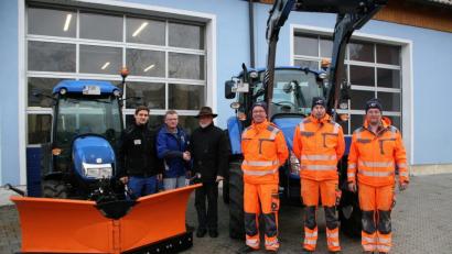 Bild: wro
Der Traktor und sein kleinerer "Bruder" wurden am Montagmittag von Bürgermeister Herbert Bauer und drei Mitarbeitern des Bauhofes in Leugas übernommen. Im Bild ( von links): Andreas Oppl, Helmut Oppl, Bürgermeister Herbert Bauer, Bauhofleiter Richard Bitterer und die Bauhofleute Tobias Kabat und Andreas Zölch.