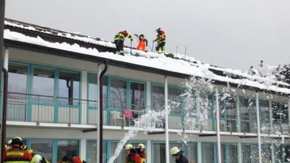 Bild: Armin Daubenmerkl
Die Feuerwehren aus dem Kreis Amberg-Sulzbach bei der Schön-Klinik Berchtesgadener Land. Auch hier musste Schnee vom Dach geräumt werden.