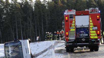 Bild: gf
Auf schneeglatter Straße kommt der Schulbus von der Straße ab, kippt um und bleibt im angrenzenden Acker liegen.