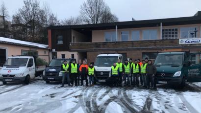 Bild: exb
Aufgeteilt in vier Teams sammeln fleißige Helfer des Sportclubs vier Stunden lang in Eschenbach und den umliegenden Ortschaften ausgediente Christbäume ein.