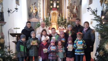 Bild: exb
Die Kinder mit den Bilder-Gebetsbüchern zusammen mit Pater Friedhelm Czinczoll sowie Sylvia Hausner (links) und von rechts Ulrike Kraus und Jörg Wifling.