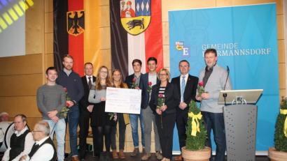 Bild: wec
Bei einem Benefizkonzert der Gruppe „Vox Aeterna“ zugunsten der „Selbsthilfegruppe krebskranker Kinder“ verzichteten die Musiker auf ihre Gage und auf große Teile des Verkaufserlöses ihrer CDs. Mit Spenden der Raiffeisenbank Unteres Vilstal, der Metzgerei Maria, der Brauerei Naabecker und der Bäckerei Grosser überreichten sie nun eine Spende von 6000 Euro an die Vorsitzenden des Vereins, Petra Waldhauser und Marco Kind, die dafür dankten. Im Bild (von rechts) Marco Kind, Bürgermeister Josef Gilch, Petra Waldhauser und Dritter Bürgermeister Erich Meidinger (Dritter von links).