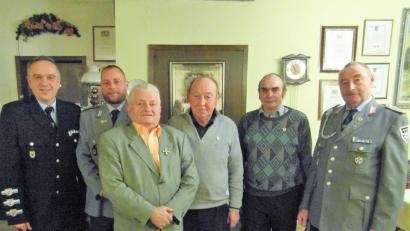 Bild: hl
Kreisvorsitzender Thomas Semba (links) und Vorsitzender Karl Reger (rechts) ehren Andreas Reger, Gottfried Hofmann, Robert Müller, Engelbert Zehrer (Zweiter bis Fünfter von links) für ihre Treue zur Soldatenkameradschaft.