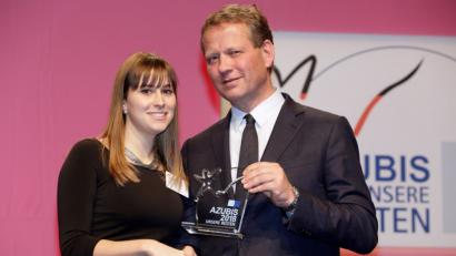 Bild: exb/Schicke
Selina Wrosch (links) wurde in Berlin von DIHK-Präsident Eric Schweitzer als beste Chemikantin ausgezeichnet.