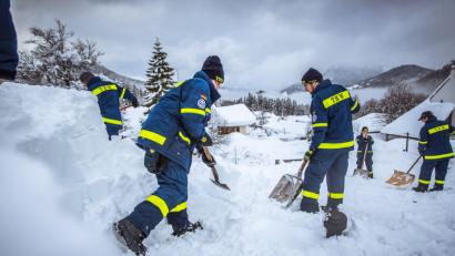 Bild: THW LV Bayern/Nicole Endres
Die Schaufeln haben die Helfer aus Weiden mitgebracht. Seit Freitag sind 20 Mitglieder der Ortsgruppe des Technischen Hilfswerks in Oberammergau im Einsatz.