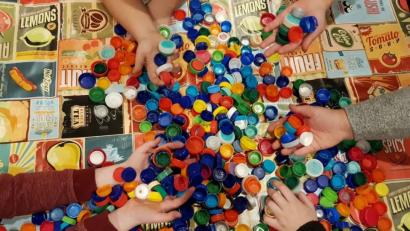 Bild: exb
Die beiden Jugendzentren Hängematte in der Herzogstadt und Klärwerk in Amberg wollen zur Eindämmung der Kinderlähmung beitragen. Mit dem Gegenwert von im Wettbewerb gesammelten Plastikdeckeln sollen Polio-Schutzimpfungen finanziert werden.