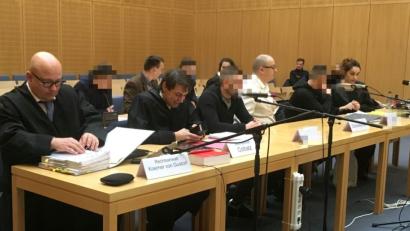 Bild: ca
Schleuserprozesse im Wochentakt. Seit Montag müssen sich vier Rumänen (im Bild mit Verteidigern und Dolmetschern) vor der Strafkammer des Landgerichts wegen gewerbs- und bandenmäßigen Einschleusens verantworten.