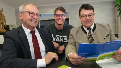 Bild: Hirsch
Die Bürgermeister Harald Bemmerl (links) und Thomas Falter (rechts) stellten gemeinsam mit Redakteur Michael Weiß den Veranstaltungskalender 2019 vor.