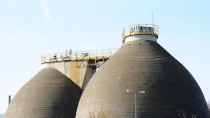 Bild: Stephan Huber
Die Kläranlage des Zweckverbands in Theuern: Hier soll Ursensollener Abwasser landen, das dabei durch die Kümmersbrucker Kanalisation geleitet wird.



Bürgermeister Richard Gaßner

(Kümmersbruck) als Vorsitzender des

Zweckverbands zur Abwasserbeseitigung

der Stadt Amberg und der Gemeinde

Kümmersbruck (ZAB). Die

Verbandsräte sahen das offenbar genauso:

Sie verabschiedeten den

Zweckverbandshaushalt am Montagnachmittag

einstimmig und ohne

Diskussion so, wie ihn Stadtkämmerer

Franz Mertel (Amberg) vorgelegt

hatte.



Die Kläranlage in Theuern auf einem modernen technischen Stand zu halten,

bleibt erklärtes Ziel des Abwasser-Zweckverbands, der am Montag seinen

Haushalt für 2010 verabschiedet hat.