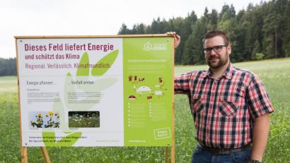 Bild:  Philipp Ledenyi
Agrar-Scout Leonhard Rösel vor einer Informationstafel an einem seiner Energiepflanzen-Felder. Jetzt fährt er auf die Grüne Woche in Berlin, um dort auf dem Erlebnis-Bauernhof mit vielen Messebesuchern in Kontakt zu kommen.