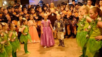Bild: ohr
Die Kindergarde inszenierte in fantasievollen Kostümen das Märchen „Dornröschen“.