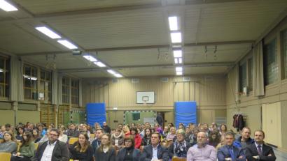 Bild: jzk
Andre Putzlocher, Wolfgang Heider, Holger Dederl, Robert Böhm, Margot Salfetter, Laura Möckel, Luisa Krafft und Marco Friepes (von rechts) geben den Schülern der Realschule Kemnath bei einem Informationsabend Tipps für die Bewerbung.