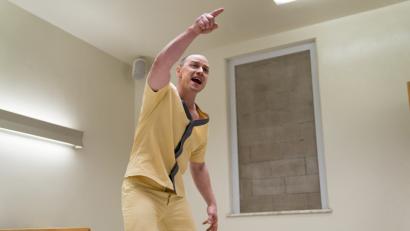 Bild: Jessica Kourkounis/Walt Disney Studios/dpa
Verrückt und bestialisch: James McAvoy schlüpft erneut in die Rolle des Kevin Wendell in „Glass“