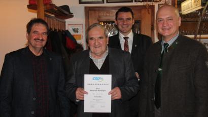 Bild: dl
Ortsvorsitzender Josef Reitinger ehrte für seine langjährige Mitgliedschaft Heinrich Reitinger (von links). Es gratulierten Bürgermeister Walter Schauer sowie Bezirks- und Landrat Thomas Ebeling (von rechts).