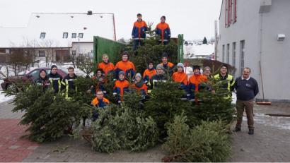Bild: exb
Zahlreiche Neunburger nutzten die Initiative der Jugendfeuerwehr und brachten ihre ausgedienten Christbäume zum Entsorgen.