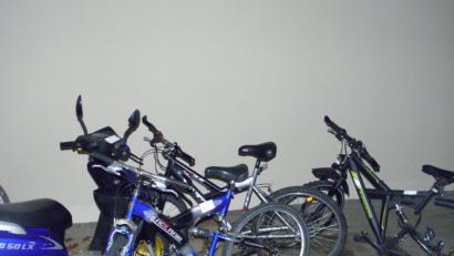 Bild: exb/Polizei
Die Schwandorfer Polizei fand bei einer Durchsuchung einen Motorroller und Fahrräder, die möglicherweise gestohlen sind. Wer sein Eigentum erkennt, soll sich bei der Inspektion melden.