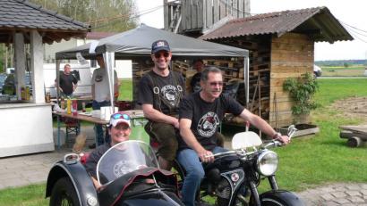 Bild: rn
Die Biker des Motorradclubs „The Pilots“ lieben schnelle Zweiräder. Ein „Leckerbissen“ für die selbst ernannten „Mopedfahrer“ ist aber auch die EMW-R35-3 ihres Freundes Hans Rupprecht.