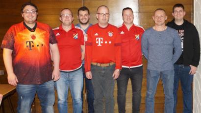 Bild: weu
Die Führungsmannschaft des Bayern-Fanclubs „Aschamooser“ erhielt bei den Neuwahlen erneut das Vertrauen: Der Vorsitzende Christian Hartinger (Mitte) freut sich gemeinsam mit seinem Stellvertreter Jürgen Schmierler (zweiter von links) auf gute Zusammenarbeit der Vorstandschaft zum Wohle des Vereins.