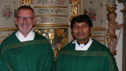 Archivbild: kgg
Verwarnungen fürs Falschparken erhalten haben auch schon Pfarrvikar Pater John und Stadtpfarrer Thomas Vogl (von rechts). Die Kontrollen seien nötig; aber nicht unbedingt an Sonntagen, sagt er.