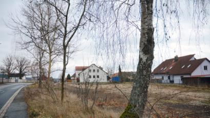 Bild:  Gabi Schönberger
Auf dem Gelände des ehemaligen Festplatzes hätte ein Seniorenheim errichtet werden sollen. Das Millionenprojekt ist gescheitert. Das 2500 Quadratmeter große Areal, ein Filetstück,, geht an die Marktgemeinde Mantel zurück.