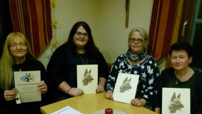 Bild: rn
Langjährige verdienstvolle Mitarbeiterinnen beim Schäferhundverein sind (von links) Petra Pürkner, Vanessa Kausler und Tanja Gilch. Für sie gibt’s ebenso Urkunden wie für Alexandra Heinrich, die seit 25 Jahren Mitglied ist.