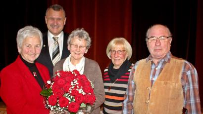 Bild: R. Kreuzer
Therese Gmeiner (Mitte) ist neues Ehrenmitglied der AWO-Senioren. Hilde Zebisch, Hans Jürgen Gmeiner, Sieglinde Rehm und Josef Höfer (von links) gratulieren.