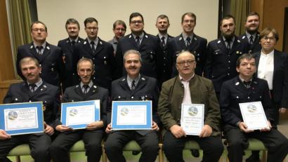 Bild: eig
Die Feuerwehr Letzau hat die ausgeschiedene Führungsmannschaft zu Ehrenmitgliedern ernannt; weitere Mitglieder werden für ihre langjährige Zugehörigkeit geehrt.