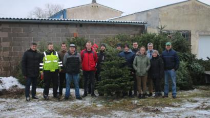 Bild: exb
Edgar Knobloch dankte Patrick Montour und der Jungen Union für die Abholung und Verarbeitung der Christbäume des Stadtgebietes.
