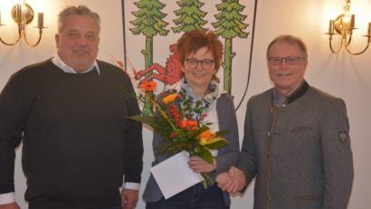 Bild: jr
Zum 25-jährigen Dienstjubiläum von Verwaltungsmitarbeiterin Sibylle Schiedeck gratulieren Bürgermeister Max Bindl (rechts) und Geschäftsleiter Markus Troesch.