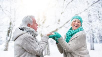 Bild: drubig-photo – stock.adobe.com
Therapie gegen den Winterblues: Gehen Sie tagsüber öfter ins Freie und tanken Sie Licht.