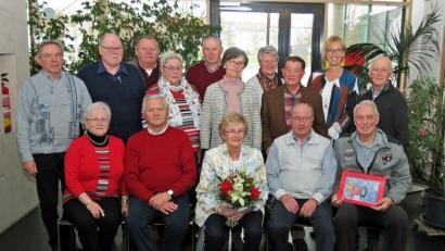 Bild: Dobmeier
Die SPD AG 60plus absolvierte viel gesellige und kulturelle Termine im vergangenen Jahr. Vorsitzende Ursula Kinner erhielt einen Blumenstrauß als Dank. Sie und ihre Vorstandschaft mit Beisitzern gelten weiter als Garant für die Vielfältigen Aktivitäten, wie SPD-Stadtverbandsvorsitzende Sabine Zeidler (stehend, Zweite von rechts) lobte. Bild: Dobmeier