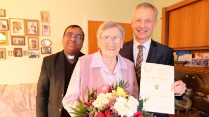 Bild: Stefanie Gradl
Zweiter Bürgermeister Thorsten Grädler und Pfarrvikar Madanu überbringen der Jubilarin ihre Glückwünsche.