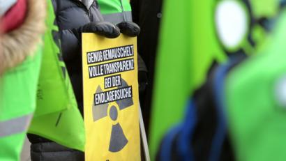 Bild: Stefan Puchner/dpa
Umweltschützer demonstrieren vor der Donauhalle für Transparenz bei der Endlagersuche. Dort informierte das Bundesamt für kerntechnische Entsorgungssicherheit (BfE) Vertreter von Kommunen über das weitere Vorgehen bei der Suche nach einem Endlager für Atommüll.