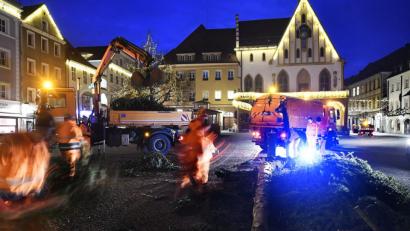 Bild: Petra Hartl
Der Weihnachtsbaum auf dem Marktplatz wird entfernt