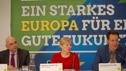 Bild: gib
Zum Auftakt der Grünen-Winterklausur in Regensburg beantworteten (von rechts) die Fraktionsvorsitzenden Ludwig Hartmann und Katharina Schulze sowie der Parlamentarische Geschäftsführer Jürgen Mistol die Fragen von Journalisten.