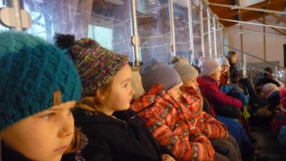 Bild: stg
Gebannte Blicke der Kinder gehen zum Geschehen auf dem Eis.