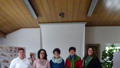 Bild: exb
Die Erzieherinnen vom Kindergarten St. Elisabeth absolvieren mit Ausbildern Doris Gudrun vom BRK Kreisverband Tirschenreuth (stehend, links) einen Erste Hilfe Kurs. Nun sind sie für Notfälle gerüstet.