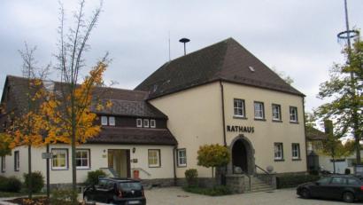 Bild: bkr
Inzwischen ist es ruhiger geworden um das Rathaus von Immenreuth.