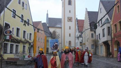 Bild: exb/Mathes
Die Sternsinger bei ihrem Abmarsch von der Stadtpfarrkiche.