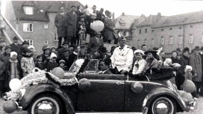 Archivbild: Rainer Christoph
Wie viele Personen kann ein VW-Käfer fassen? Die Umzüge waren Faschingshöhepunkte in den 1960er Jahren.