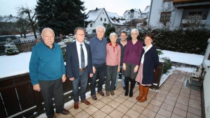 Bild: bjp
Im Namen der Stadt gratulierten Seniorenbeauftragter Albert Butscher und Bürgermeister Werner Walberer (von links) Ernst Flierl (Dritter von links mit Gattin Hedwig) zum 80. Geburtstag. Von rechts: Töchter Carola Reul und Gudrun Klösel, Schwiegersohn Harald Klösel. Bild: bjp
