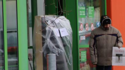 Bild: td
Höflich und bescheiden tritt der Zeitungsverkäufer auf, hier vor dem Globus, aber sein Produkt ist nur Blendwerk.