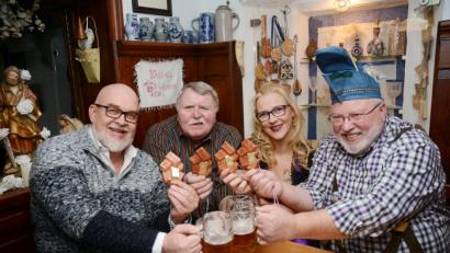 Bild: Gabi Schönberger
Wirt Gerald Wickel (von links), Schnitzer Alfons Kistenpfennig, Prinzin Karina Kos und Prinz Bernhard Lang präsentieren den handgeschnitzten Förder-Zöigl-Zoigl-Orden. Hinter ihnen in der Nische hängen alle Vorgänger-Orden seit 2003.