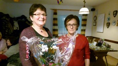 Bild: rn
Mit Blumen und einer Spende von 100 Euro, dem Erlös aus dem Kuchenverkauf, für das Projekt gegen weibliche Genitalverstümmelung in Kenia bedankt sich Maria Förster (rechts), die Leiterin des Seniorenclubs, bei Elisabeth Merkl für ihren Vortrag über das afrikanische Land.