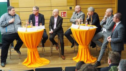 Bild: Bühner
Unter Moderation von OTH-Profesor Steffen Hamm (rechts) diskutierten (von links) BioVaranceGmbH-GeschäftsführerJosef Schreiber, Telepaxx-Geschäftsführer Andreas Dobler, Software-Experte Jörg Schiemann, Professor Anton Scharl von den Kliniken Nordoberpfalz, OTH-Dekan Clemens Bulitta und der Ärztliche Direktor Thomas Egginger von den Kliniken Nordoberpfalz