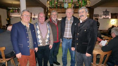 Bild: bsc
Der Verband Wohneigentum Kreisverband Tirschenreuth freute sich beim Neujahrstreffen über einen guten Zuspruch ihrer Mitglieder und Vereine. Die drei Kreisvorsitzenden Otmar Zeitler (mitte), Gerhard Strobl (Zweiter von links) und Fritz Bergmann (Zweiter von rechts), freuten sich dabei auch über die Anwesenheit von Kreisausschussmitglied Toni Dutz (links) sowie des Bezirksvorsitzenden Reinhard Ott (rechts).