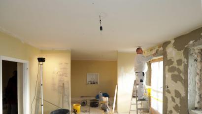 Bild: Wolfgang Steinbacher
Der Blick vom Wohnzimmer in das Esszimmer des Pfarrhauses. Der helle, große Raum ist mit Parkett ausgelegt, das unter der Abdeckung sicher vor den Bauarbeiten ist. Die Fenster werden nicht ausgetauscht, denn das geschah erst vor zehn Jahren.