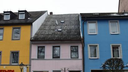 Bild: dko
Eines der vielen anstehenden Bauprojekte in Vohenstrauß: Das Haus "Marktplatz 18" soll aufgestockt werden. Diesem und vielen anderen Vorhaben erteilte der Bau- und Umweltausschuss seine Zustimmung.
